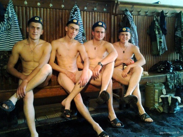 Голые русские солдаты в бане