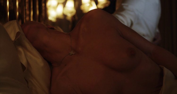 Сесиль де Франс сиськи