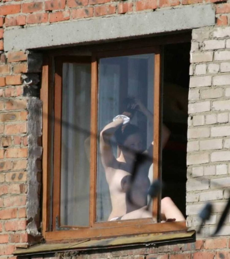 Подглядывание в окна за голыми