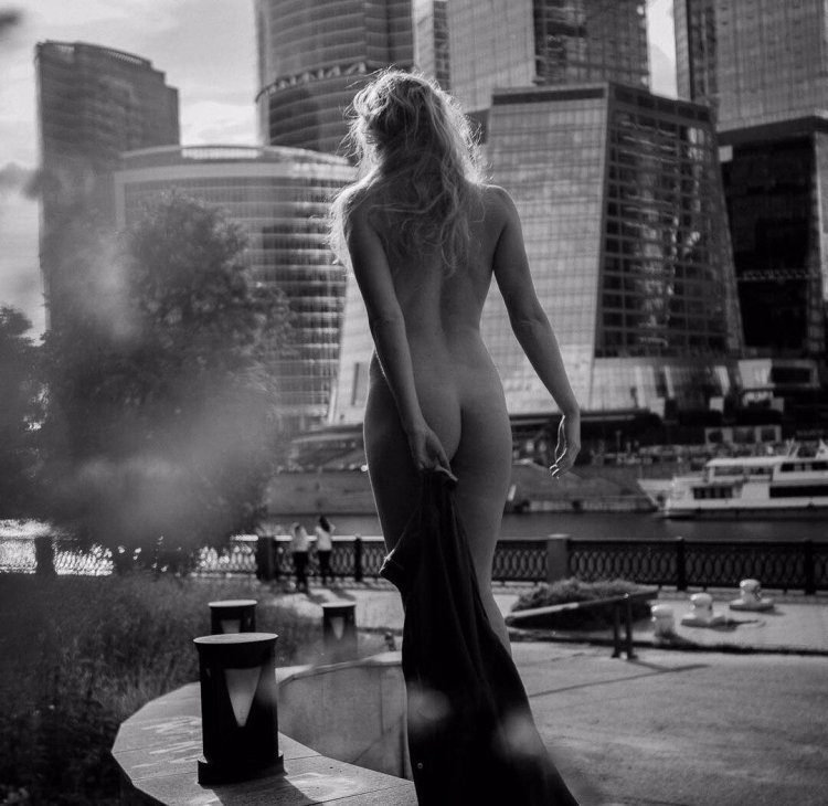 Голая фотосессия на крыше