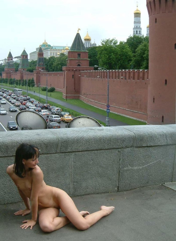 Голые девки на красной площади