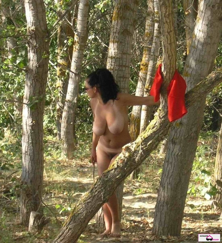 Голая зрелая брюнетка в лесу