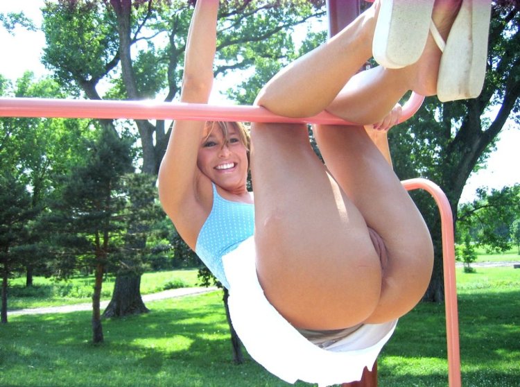 Голая гимнастка на турнике