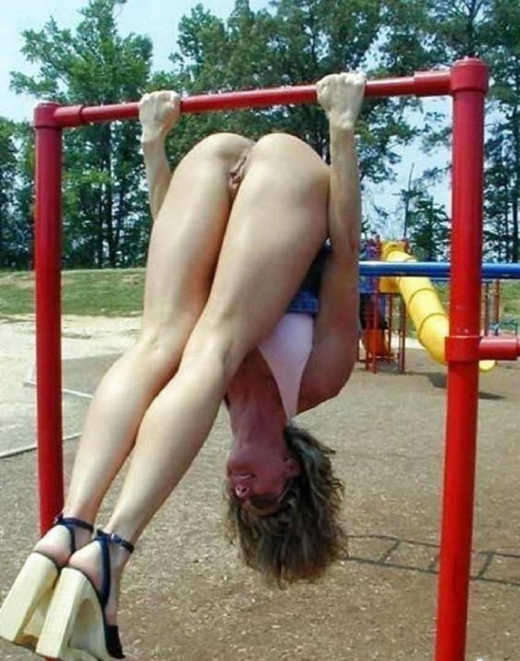 Голые девчонки на турнике