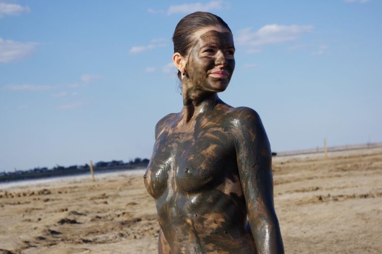 Голые женщины в грязевых ваннах