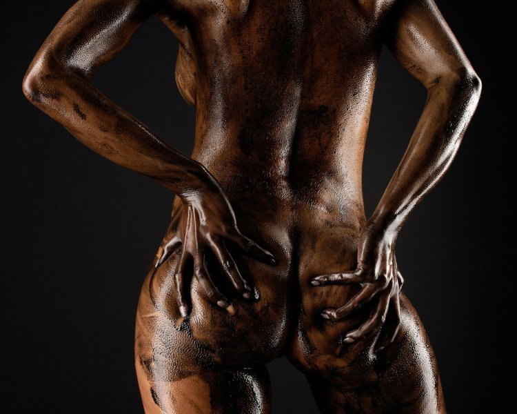 Голая девка в чёрной грязи