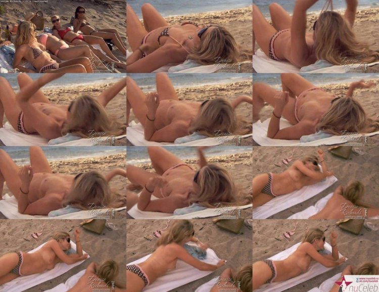 На пляже топлесс