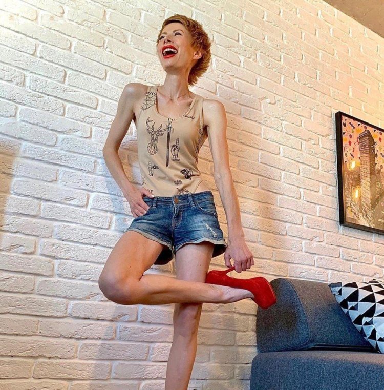 Кристина лебедь в купальнике и красной тканью