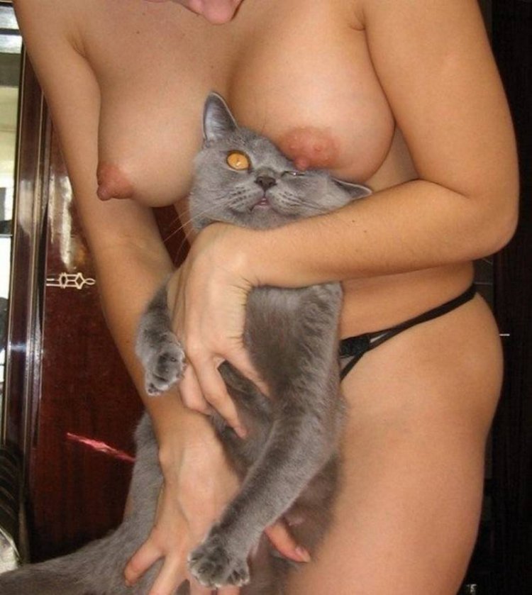 Кот на голой женской груди