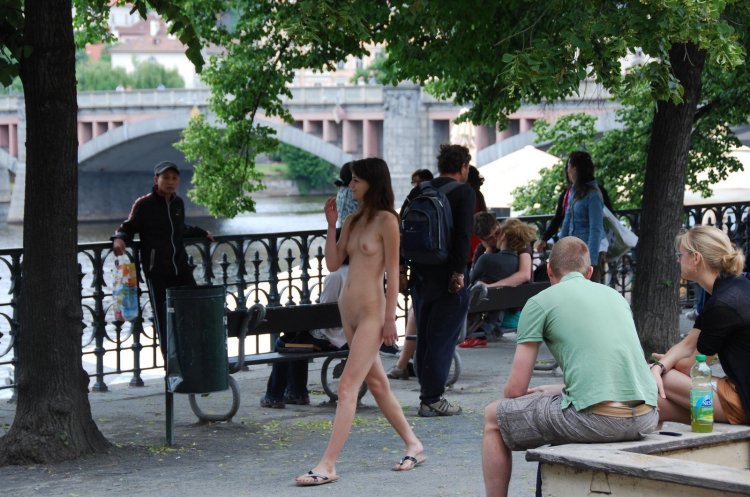 Голые женщины в людных местах