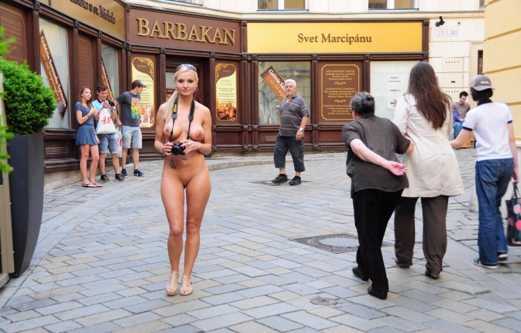 Обнажаются в общественных местах