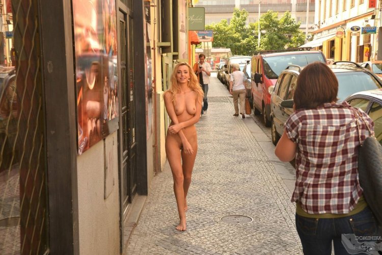 Голая фотосессия на публике