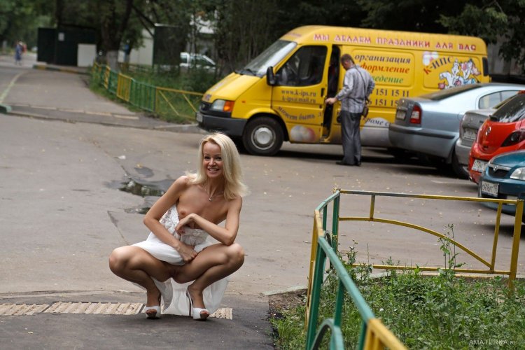 Блондинка раздевается в общественных местах