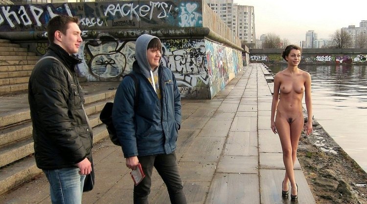 Голые телки в общественных местах