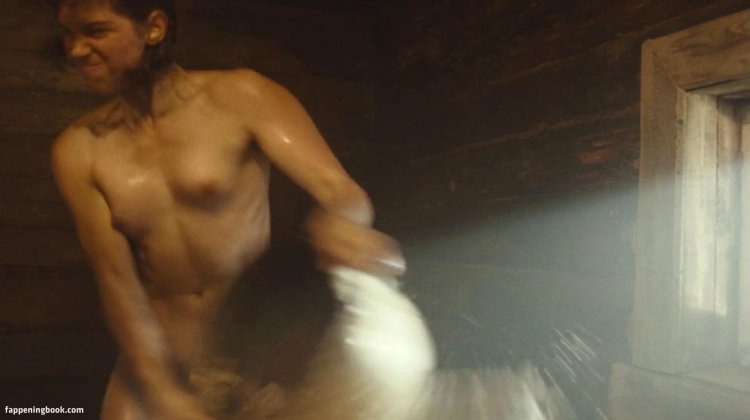 Юлия Пересильд край баня