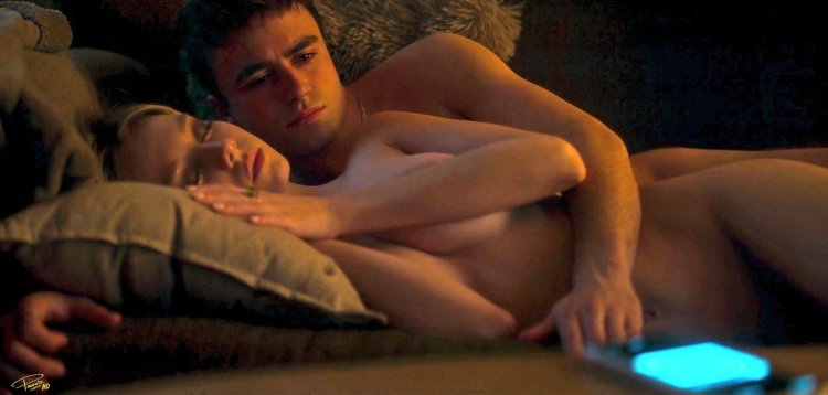 Эстер Экспозито топлес