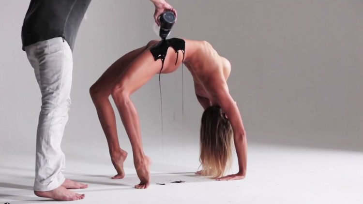 Голая актриса Марго Робби