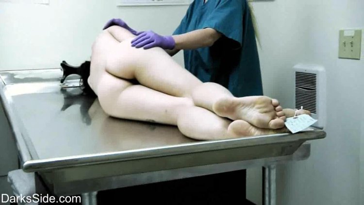 Голое женское тело в морге