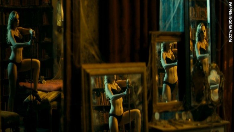 Каролина Эррера Банг голая