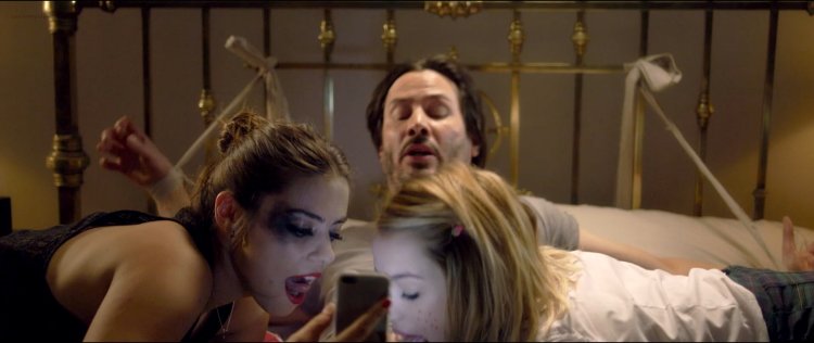 Каталина Денис топлесс