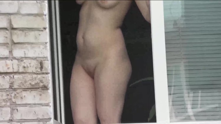 Голые женщины в окне подсмотрено