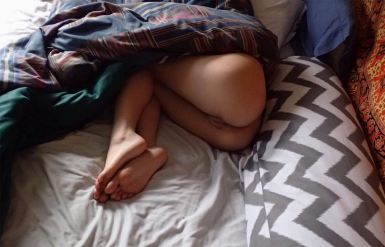 Девушки под одеялом ню