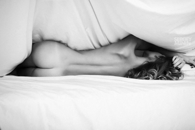 Голые молодожены в постели