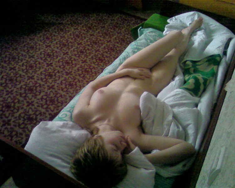 Голенькая девушка под одеялом