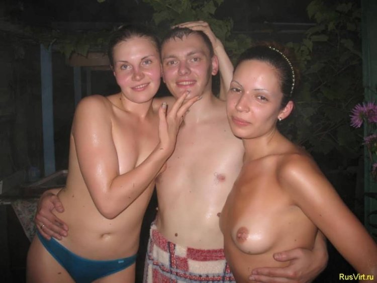 Жена с подругой разделись