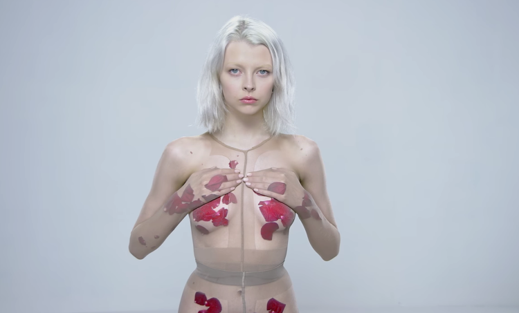 Солистка little big Софья Таюрская