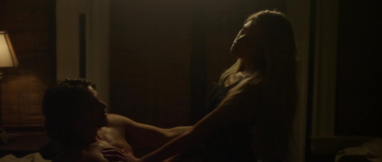 Голая женщина в желтой майке