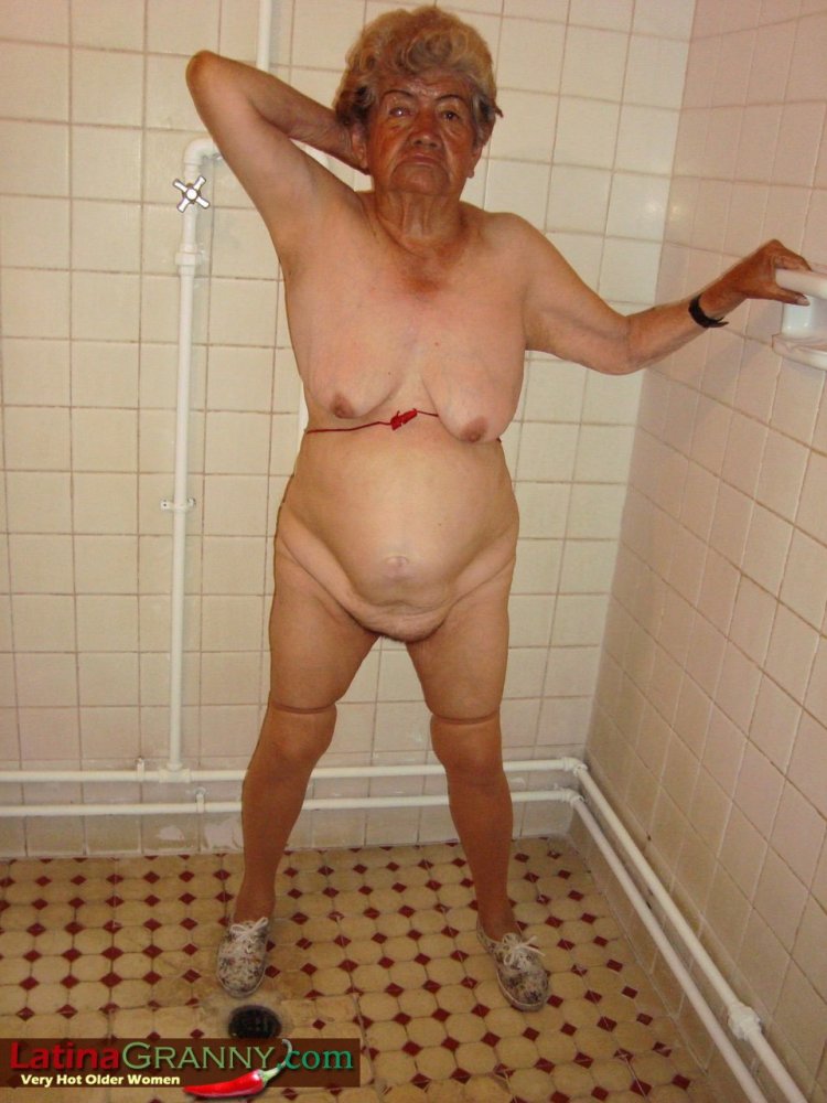 Голые пожилые женщины в бане