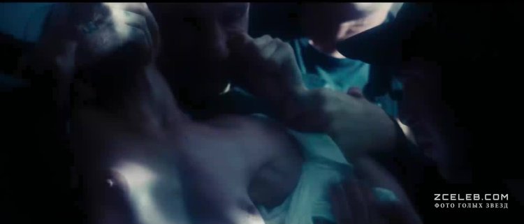 Голая женщина за столом