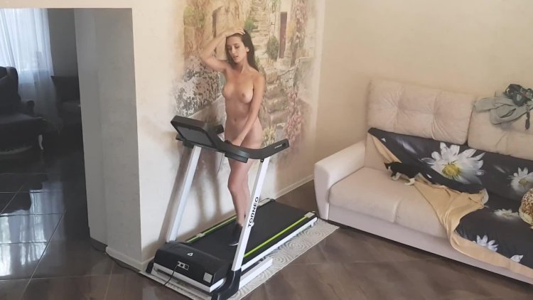 На беговой дорожке девушка nude