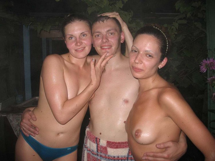 Голая жена с подругой в бане