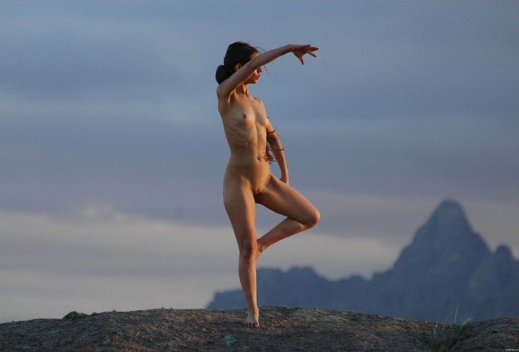 Голые девки прыгают в воду