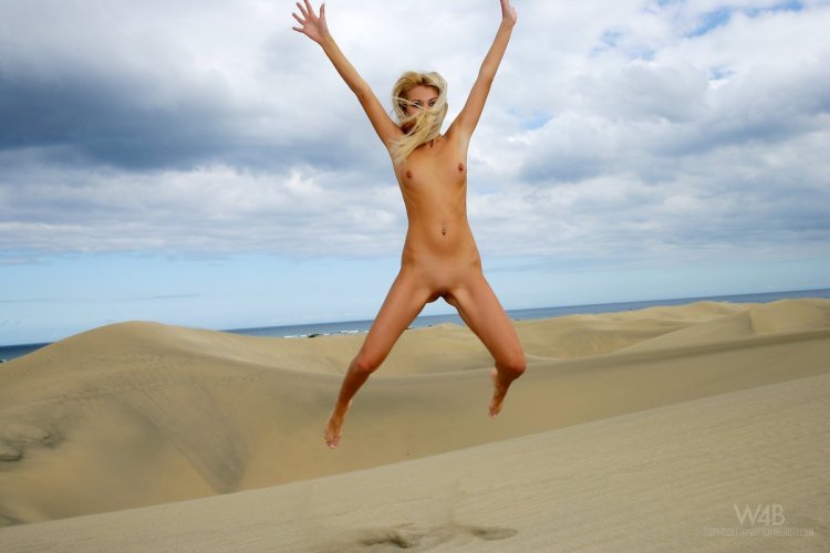 Shione Cooper голая на батуте