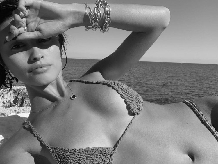 Elle in a field of Flowers by mpl Studios голая