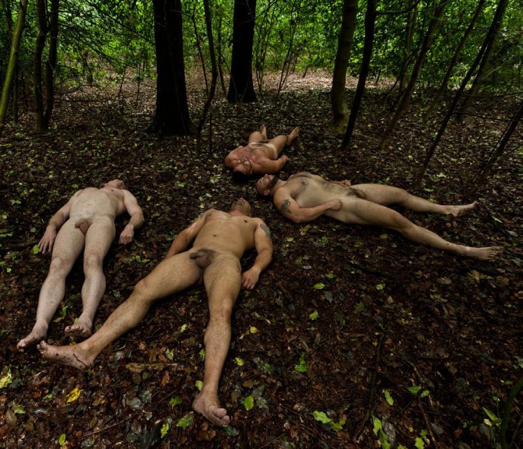 Застреленные голые женщины