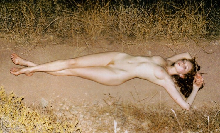 Голая модель Лили Коул