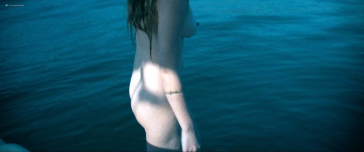 Небольшая девочка в море naked