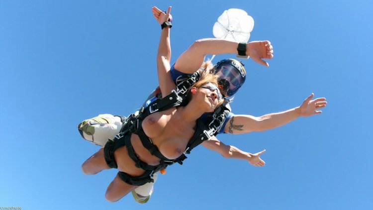 Голые женщины-парашютистки