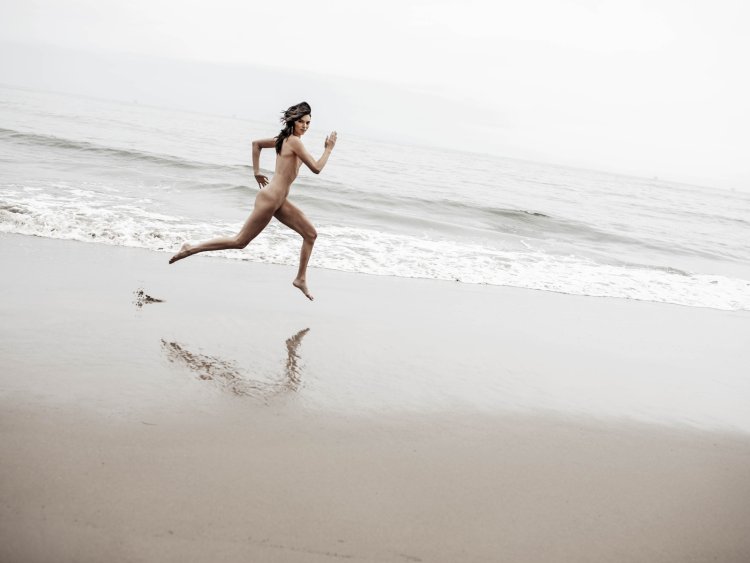 Дочка бегает голышом по дому