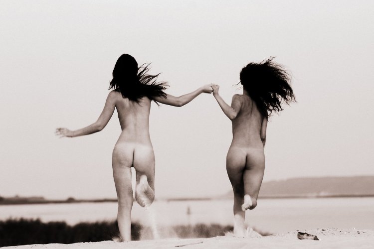 Женщина бегает голышом