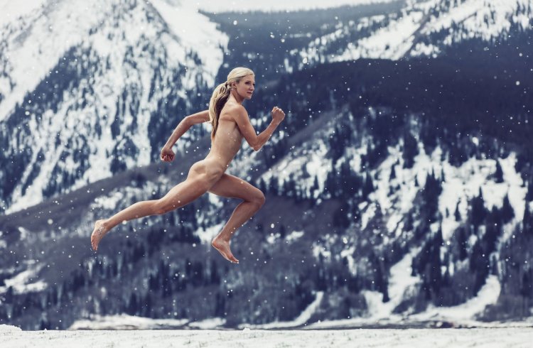 Голые женщины в полёте