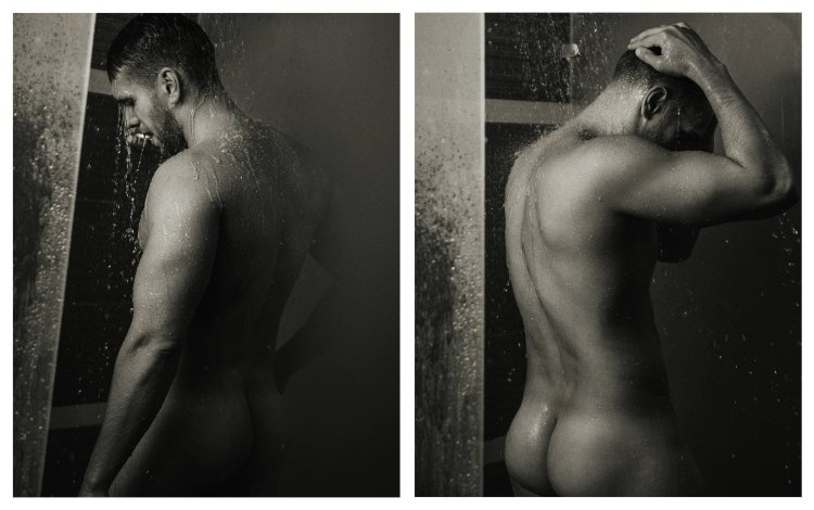 Парень сфотографировался ню