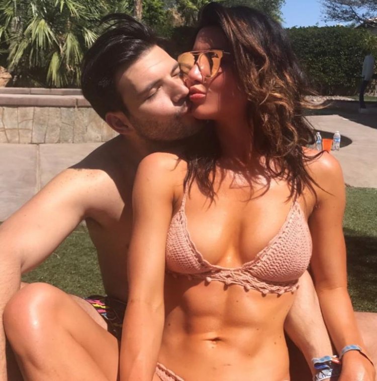 Жаклин МАКИННЕС Вуд голая