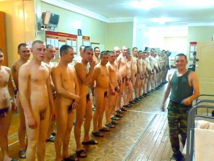 девушки осматривают голых парней в военкомате