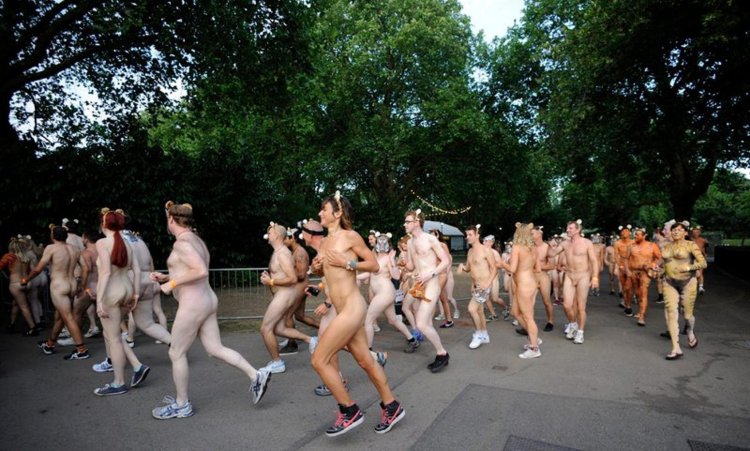 Массовые забеги женщин голышом