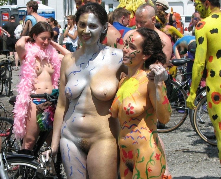 Парад голых красивых женщин